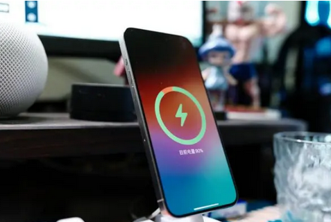 岳阳楼苹果15换屏服务分享用什么充电器给iPhone15充电更好 